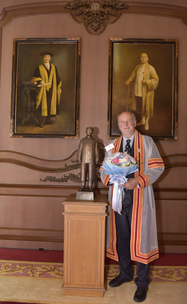 Wolfgang Lutz in academic robes at the award ceremony
