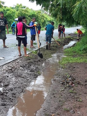 Community brigades clearing water drains in Mechapa, Chinandega, Nicaragua in November, 2020. 