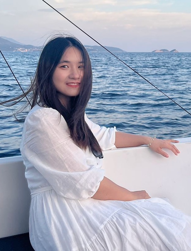 Portrait picture of Xuxia Li against the backdrop of a blue ocean