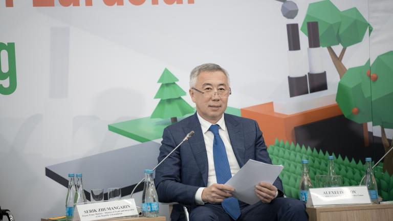 Serik Zhumangarin delivering his presentation on the prospects of Kazakhstan in carbon capture.