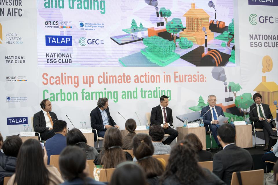 Photo from the event: An open discussion between members of Panel 1 on the growth in demand for carbon sequestration.