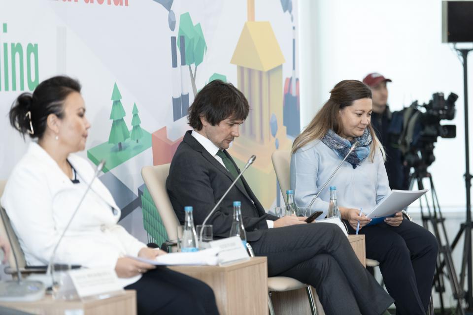 Elena Rovenskaya moderating her panel discussion “Towards a carbon market in Eurasia”