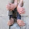 Hand die durch die Wand bricht