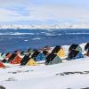 Bunte Inuithäuser in einem Vorort von arktischem Haupt-Nuuk