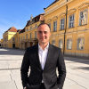 André Nakhavali in front of Schloss Laxenburg